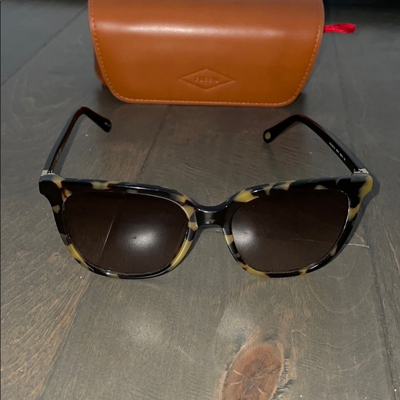 Fossil Women’s Billie Butterfly sunglasses - Picture 2 of 5